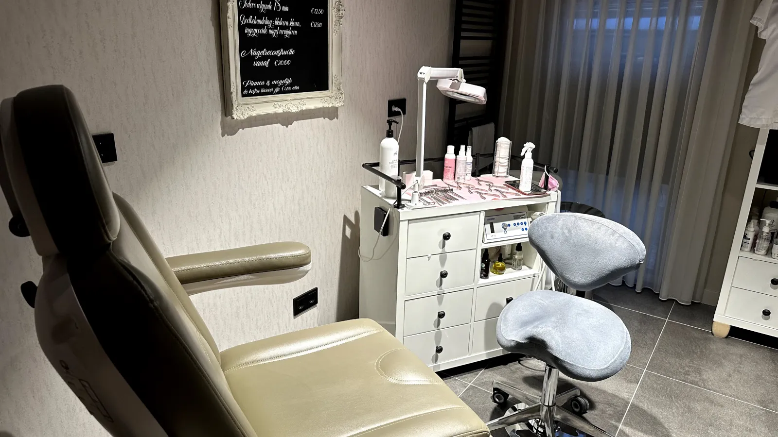 De behandelstoel en verzorgde werkplek van Pedicure Alice