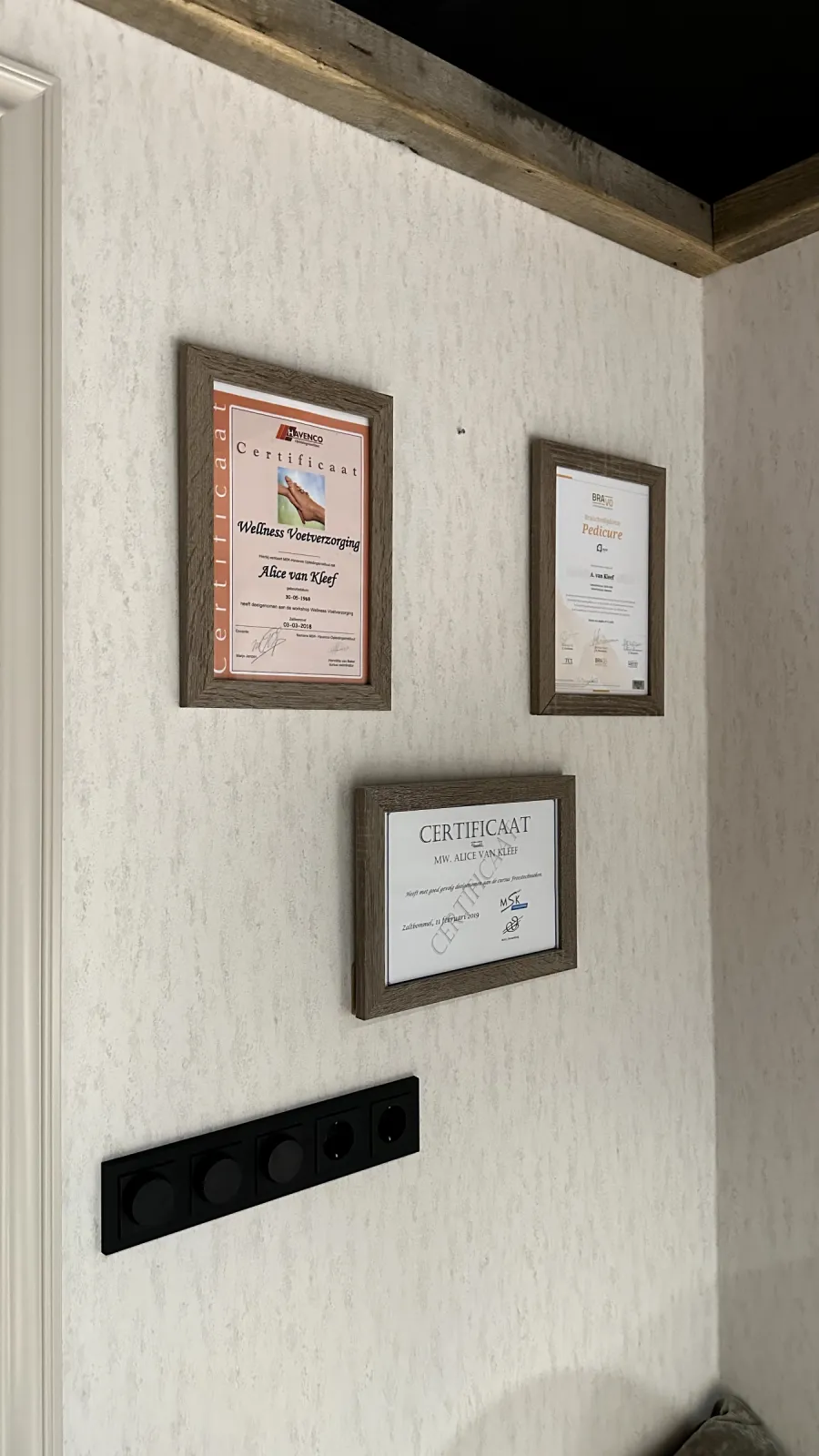 Diploma’s en certificaten van Alice aan de wand